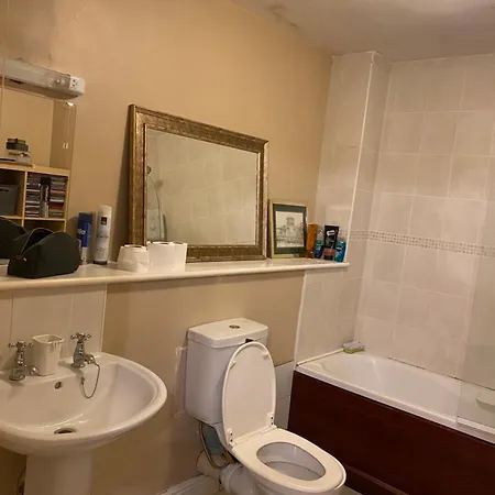 Δωμάτια σε οικογενειακή κατοικία Comfy Near Airport With Free Parking *